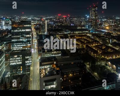 Image aérienne / drone prise depuis Spinningfields, regardant Quay Street et hors du centre-ville de Manchester la nuit Banque D'Images