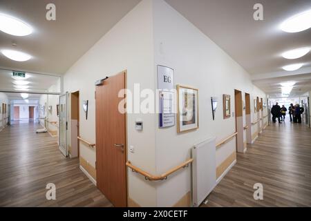 Hambourg, Allemagne. 11 avril 2024. Vue d’un couloir dans un établissement pour personnes sans abri ayant besoin de soins lors d’une séance photo avant l’ouverture. À partir du 22 avril 2024, la société municipale Fördern & Wohnen AöR ouvrira un centre pour les sans-abri gravement malades ayant besoin de soins au nom de l’autorité de protection sociale. Auparavant, les sans-abri ayant des restrictions sanitaires sévères à extrêmement sévères seront pris en charge dans l'ancienne maison de retraite. Crédit : Christian Charisius/dpa/Alamy Live News Banque D'Images