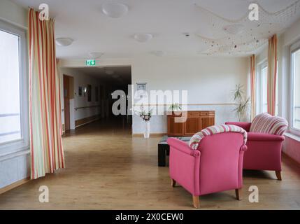 Hambourg, Allemagne. 11 avril 2024. Vue dans une salle commune d’un établissement pour les sans-abri ayant besoin de soins lors d’une séance photo avant l’ouverture. À partir du 22 avril 2024, la société municipale Fördern & Wohnen AöR ouvrira un centre pour les sans-abri gravement malades ayant besoin de soins au nom de l’autorité de protection sociale. Auparavant, les sans-abri ayant des restrictions sanitaires sévères à extrêmement sévères seront pris en charge dans l'ancienne maison de retraite. Crédit : Christian Charisius/dpa/Alamy Live News Banque D'Images