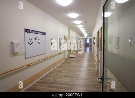 Hambourg, Allemagne. 11 avril 2024. Vue d’un couloir dans un établissement pour personnes sans abri ayant besoin de soins lors d’une séance photo avant l’ouverture. À partir du 22 avril 2024, la société municipale Fördern & Wohnen AöR ouvrira un centre pour les sans-abri gravement malades ayant besoin de soins au nom de l’autorité de protection sociale. Auparavant, les sans-abri ayant des restrictions sanitaires sévères à extrêmement sévères seront pris en charge dans l'ancienne maison de retraite. Crédit : Christian Charisius/dpa/Alamy Live News Banque D'Images