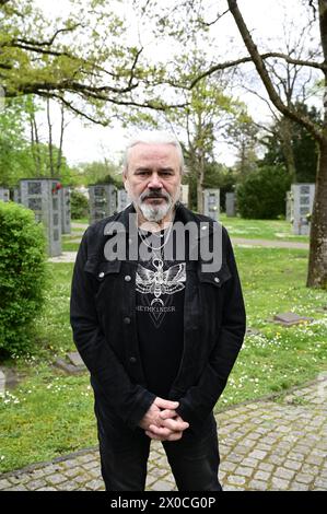 Hans-Jürgen 'Jäcki' Reznicek von Silly BEI der Gedenkfeier für den verstorbenen Gitarristen von City, Fritz Puppel, im Krematoriumsgebäude Baumschulen Banque D'Images