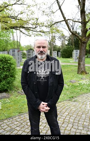 Hans-Jürgen 'Jäcki' Reznicek von Silly BEI der Gedenkfeier für den verstorbenen Gitarristen von City, Fritz Puppel, im Krematoriumsgebäude Baumschulen Banque D'Images