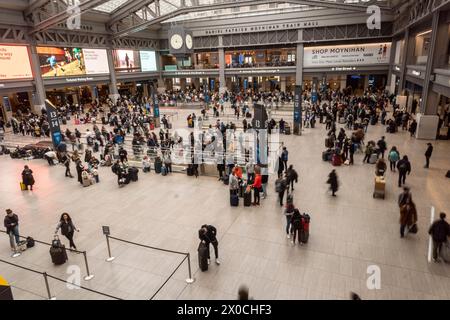 Le service Amtrak commence à reprendre alors que les voyageurs envahissent le Moynihan train Hall à Penn Station à New York après le tremblement de terre de magnitude 4,8 qui a secoué la côte est le vendredi matin, le 5 avril 2024. (© Richard B. Levine) Banque D'Images