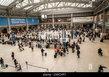 Le service Amtrak commence à reprendre alors que les voyageurs envahissent le Moynihan train Hall à Penn Station à New York après le tremblement de terre de magnitude 4,8 qui a secoué la côte est le vendredi matin, le 5 avril 2024. (© Richard B. Levine) Banque D'Images