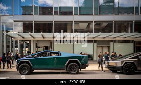 Les passionnés d'automobile ogleTesla Cybertrucks exposés devant le showroom Tesla dans le quartier Meatpacking à New York le samedi 6 avril 2024. (© Richard B. Levine) Banque D'Images