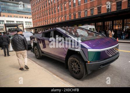 Les passionnés d'automobile ogleTesla Cybertrucks exposés devant le showroom Tesla dans le quartier Meatpacking à New York le samedi 6 avril 2024. (© Richard B. Levine) Banque D'Images