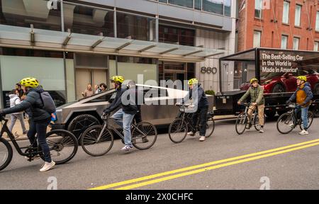 Les passionnés d'automobile ogleTesla Cybertrucks exposés devant le showroom Tesla dans le quartier Meatpacking à New York le samedi 6 avril 2024. (© Richard B. Levine) Banque D'Images