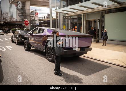 Les passionnés d'automobile ogleTesla Cybertrucks exposés devant le showroom Tesla dans le quartier Meatpacking à New York le samedi 6 avril 2024. (© Richard B. Levine) Banque D'Images