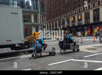 Amazon travailleurs avant de faire des livraisons, dans la rue à Midtown Manhattan de New York le dimanche 7 avril 2024. (© Richard B. Levine) Banque D'Images