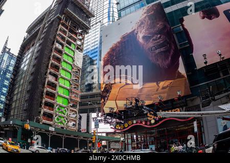 La rénovation de One Times Square, à gauche, est vue avec de la publicité pour les Warner Bros « Godzilla x Kong : le nouvel Empire » le dimanche 7 avril 2024 (© Richard B. Levine) Banque D'Images