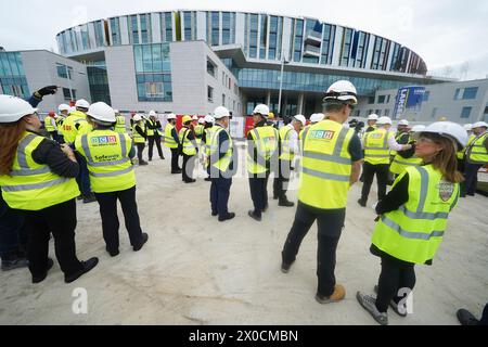 Les gens assistent au tournage du gazon pour marquer le début de la construction sur le site de la Maison Ronald McDonald, dans le nouvel hôpital pour enfants de Dublin. Date de la photo : jeudi 11 avril 2024. Banque D'Images