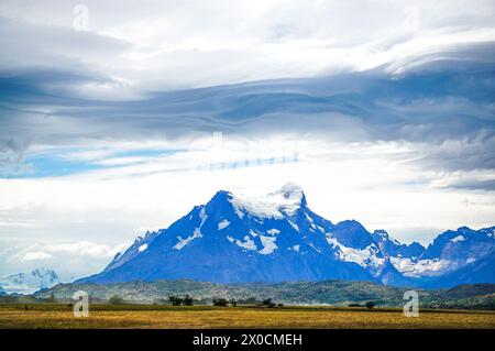 Une vue incroyable à l'intérieur du parc national Torres Del Paine. Le Majestic Cerro Paine Grande. Vents violents et nuages rugueux. Banque D'Images