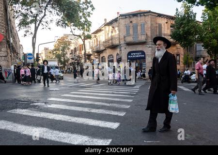 Jérusalem-est, Israël. 18 octobre 2010. Un homme juif orthodoxe marche dans le quartier Mea Shearim de Jérusalem peuplé de Juifs haredi. Dans la tradition du judaïsme, le mur occidental est considéré comme un vestige du Temple Saint et la destination la plus secrète du pèlerinage. Crédit : SOPA images Limited/Alamy Live News Banque D'Images