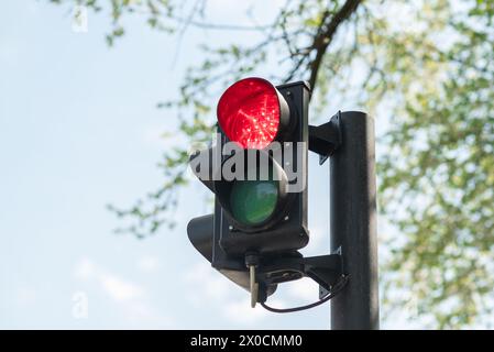 Gros plan du feu rouge pour les voitures avec un ciel bleu en arrière-plan. Photo de haute qualité Banque D'Images