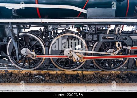 Gros plan des roues d'une ancienne locomotive de train à vapeur rétro. Banque D'Images