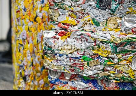 Boîtes en aluminium pressées en balles grosses et lourdes. Recyclage et nettoyage de l'environnement des déchets ménagers. Déchets métalliques. Banque D'Images