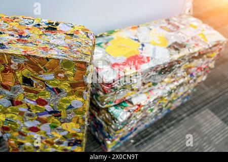 Boîtes en aluminium pressées en balles grosses et lourdes. Recyclage et nettoyage de l'environnement des déchets ménagers. Blocs métalliques formés à partir de métaux usagés Banque D'Images