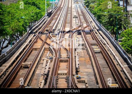 Vue aérienne de dessus des voies ferrées et des aiguillages de chemin de fer à la station de distribution à côté du dépôt de train. Regarder dans la perspective de distance. Banque D'Images