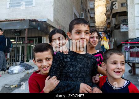 Jérusalem-est, Jérusalem, Israël. 2 novembre 2010. Des enfants palestiniens jouent dans la rue à Jérusalem-est. (Crédit image : © Dominika Zarzycka/SOPA images via ZUMA Press Wire) USAGE ÉDITORIAL SEULEMENT! Non destiné à UN USAGE commercial ! Banque D'Images