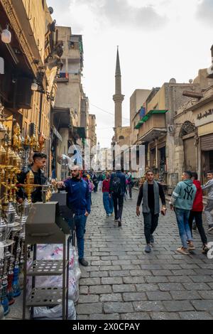 Vendeurs et magasins dans la célèbre rue El Moez, Vieux Caire, Egypte Banque D'Images