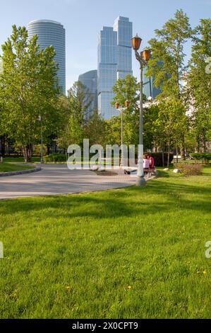 Moscou, Russie - 9 mai 2010 : un moment de calme au cœur de la ville, où l’étreinte de la nature adoucit les bords urbains. Banque D'Images