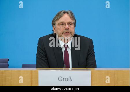 Michael Gross, Vorsitzender des Praesidiums des AWO-Bundesverbands Foto vom 11.04.2024 BEI einer Bundespressekonferenz in Berlin am 11.04.2024 zum Thema Kuerzungen abwenden, Zukunftsinvestitionen sicherstellen : fuer einen Kurswechsel in der Finanz- und Haushaltspolitik . Siehe epd-meldung vom 11.04.2024 USAGE ÉDITORIAL EXCLUSIF *** Michael Gross, président du directoire de l'Association fédérale de l'AWO photo du 11 04 2024 lors d'une conférence de presse fédérale à Berlin le 11 04 2024 sur le thème de la prévention des coupures, assurer les investissements futurs pour un changement de cap de la politique financière et budgétaire Banque D'Images