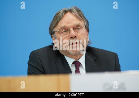 Michael Gross, Vorsitzender des Praesidiums des AWO-Bundesverbands Foto vom 11.04.2024 BEI einer Bundespressekonferenz in Berlin am 11.04.2024 zum Thema Kuerzungen abwenden, Zukunftsinvestitionen sicherstellen : fuer einen Kurswechsel in der Finanz- und Haushaltspolitik . Siehe epd-meldung vom 11.04.2024 USAGE ÉDITORIAL EXCLUSIF *** Michael Gross, président du directoire de l'Association fédérale de l'AWO photo du 11 04 2024 lors d'une conférence de presse fédérale à Berlin le 11 04 2024 sur le thème de la prévention des coupures, assurer les investissements futurs pour un changement de cap de la politique financière et budgétaire Banque D'Images