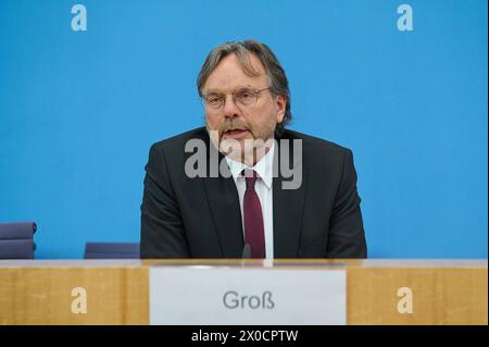 Michael Gross, Vorsitzender des Praesidiums des AWO-Bundesverbands Foto vom 11.04.2024 BEI einer Bundespressekonferenz in Berlin am 11.04.2024 zum Thema Kuerzungen abwenden, Zukunftsinvestitionen sicherstellen : fuer einen Kurswechsel in der Finanz- und Haushaltspolitik . Siehe epd-meldung vom 11.04.2024 USAGE ÉDITORIAL EXCLUSIF *** Michael Gross, président du directoire de l'Association fédérale de l'AWO photo du 11 04 2024 lors d'une conférence de presse fédérale à Berlin le 11 04 2024 sur le thème de la prévention des coupures, assurer les investissements futurs pour un changement de cap de la politique financière et budgétaire Banque D'Images