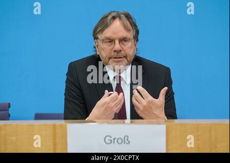 Michael Gross, Vorsitzender des Praesidiums des AWO-Bundesverbands Foto vom 11.04.2024 BEI einer Bundespressekonferenz in Berlin am 11.04.2024 zum Thema Kuerzungen abwenden, Zukunftsinvestitionen sicherstellen : fuer einen Kurswechsel in der Finanz- und Haushaltspolitik . Siehe epd-meldung vom 11.04.2024 USAGE ÉDITORIAL EXCLUSIF *** Michael Gross, président du directoire de l'Association fédérale de l'AWO photo du 11 04 2024 lors d'une conférence de presse fédérale à Berlin le 11 04 2024 sur le thème de la prévention des coupures, assurer les investissements futurs pour un changement de cap de la politique financière et budgétaire Banque D'Images