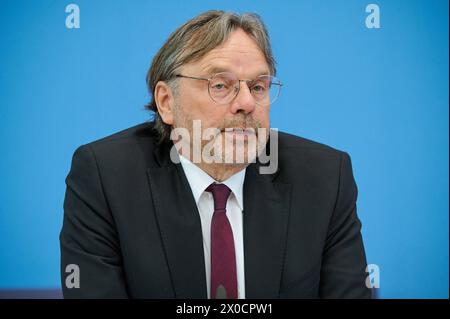 Michael Gross, Vorsitzender des Praesidiums des AWO-Bundesverbands Foto vom 11.04.2024 BEI einer Bundespressekonferenz in Berlin am 11.04.2024 zum Thema Kuerzungen abwenden, Zukunftsinvestitionen sicherstellen : fuer einen Kurswechsel in der Finanz- und Haushaltspolitik . Siehe epd-meldung vom 11.04.2024 USAGE ÉDITORIAL EXCLUSIF *** Michael Gross, président du directoire de l'Association fédérale de l'AWO photo du 11 04 2024 lors d'une conférence de presse fédérale à Berlin le 11 04 2024 sur le thème de la prévention des coupures, assurer les investissements futurs pour un changement de cap de la politique financière et budgétaire Banque D'Images