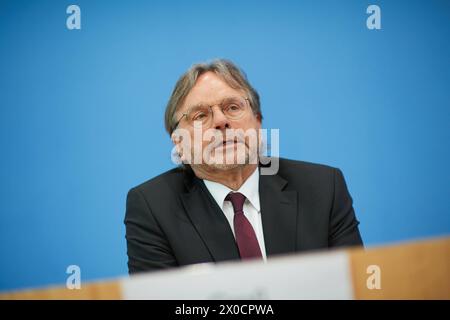 Michael Gross, Vorsitzender des Praesidiums des AWO-Bundesverbands Foto vom 11.04.2024 BEI einer Bundespressekonferenz in Berlin am 11.04.2024 zum Thema Kuerzungen abwenden, Zukunftsinvestitionen sicherstellen : fuer einen Kurswechsel in der Finanz- und Haushaltspolitik . Siehe epd-meldung vom 11.04.2024 USAGE ÉDITORIAL EXCLUSIF *** Michael Gross, président du directoire de l'Association fédérale de l'AWO photo du 11 04 2024 lors d'une conférence de presse fédérale à Berlin le 11 04 2024 sur le thème de la prévention des coupures, assurer les investissements futurs pour un changement de cap de la politique financière et budgétaire Banque D'Images