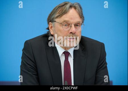 Michael Gross, Vorsitzender des Praesidiums des AWO-Bundesverbands Foto vom 11.04.2024 BEI einer Bundespressekonferenz in Berlin am 11.04.2024 zum Thema Kuerzungen abwenden, Zukunftsinvestitionen sicherstellen : fuer einen Kurswechsel in der Finanz- und Haushaltspolitik . Siehe epd-meldung vom 11.04.2024 USAGE ÉDITORIAL EXCLUSIF *** Michael Gross, président du directoire de l'Association fédérale de l'AWO photo du 11 04 2024 lors d'une conférence de presse fédérale à Berlin le 11 04 2024 sur le thème de la prévention des coupures, assurer les investissements futurs pour un changement de cap de la politique financière et budgétaire Banque D'Images