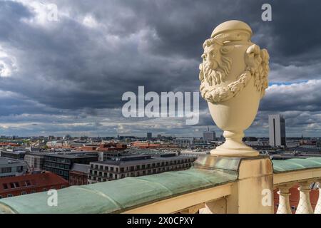 Einer der großen Krüge aus Sandstein mit Widderkopf auf dem Geländer der Aussichtsebene des Französischen Doms auf dem Gendarmenmarkt in Berlin-Mitte. Rechts vom Krug das Haus des Welthandels. Liens vom Krug das Hochhaus der Charite. *** Une des grandes cruches en grès avec une tête de bélier sur la rampe du niveau d'observation de la cathédrale française sur Gendarmenmarkt dans le centre de Berlin à droite de la cruche est la Haus des Welthandels à gauche de la cruche est le bâtiment de grande hauteur Charite Banque D'Images