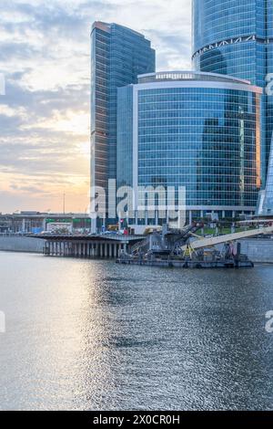 Moscou, Russie - 22 août 2017 : les teintes dorées du soleil couchant projettent une lueur chaleureuse, illuminant les merveilles architecturales modernes qui se dressent à la hauteur Banque D'Images