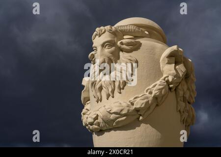 Einer der großen Krüge aus Sandstein mit Widderkopf auf dem Geländer der Aussichtsebene des Französischen Doms auf dem Gendarmenmarkt in Berlin-Mitte. *** Une des grandes cruches en grès avec une tête de bélier sur la rampe du niveau d'observation de la cathédrale française sur Gendarmenmarkt à Berlin Mitte Banque D'Images