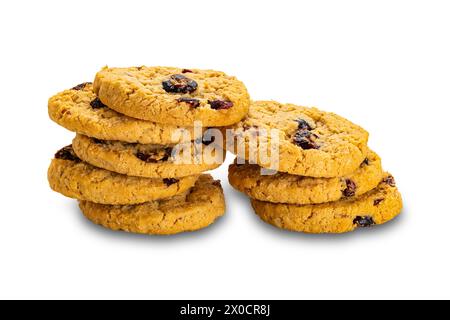 Pile de flocons d'avoine croustillants faits maison et biscuits de canneberge isolés sur fond blanc avec chemin de coupe. Banque D'Images