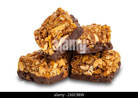 Pile de mini barres protéinées croustillantes faites maison, amandes et chocolat isolées sur fond blanc avec chemin de découpage. Banque D'Images