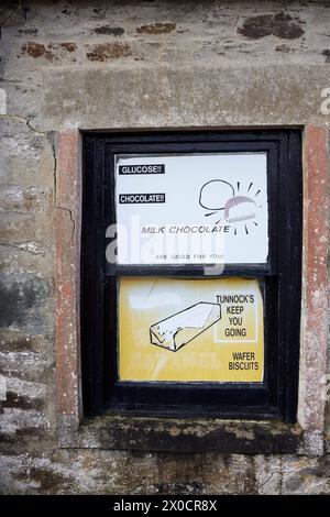 Premières publicités affichées par l'écluse de Crinan sur le canal de Crinan. Crinan, Argyll et Bute, Écosse Banque D'Images