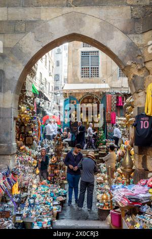 Grand bazar Khan el-Khalili dans le Vieux Caire, Egypte Banque D'Images