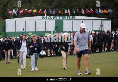 Augusta, États-Unis. 11 avril 2024. Les spectateurs arrivent pour le départ honorifique de la première manche du tournoi Masters à Augusta National Golf Club à Augusta, Géorgie, le jeudi 11 avril 2024. Photo de Tannen Murray/UPI crédit : UPI/Alamy Live News Banque D'Images