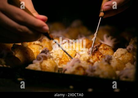 Authentiques balles Takoyaki d'Osaka. Le takoyaki est un aliment japonais à base de farine de blé et de poulpe. Banque D'Images