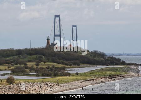 Phare sur l'île de Sprogø et pont suspendu du Grand Belt Bridge Danemark avril 2024 Banque D'Images