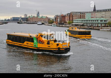 Deux bateaux jaunes passant dans le port de Copenhague Danemark avril 2024 Banque D'Images