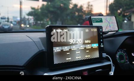 application, en utilisant google maps sur un smartphone dans une voiture. semarang, 13 avril 2024. Banque D'Images