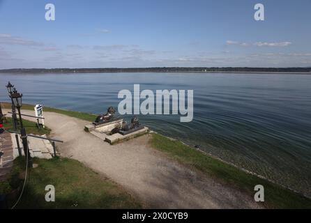 Tutzing, Bayern, Deutschland 11. Avril 2024 : Ein Frühlingstag dans Tutzing Landkreis Starnberg. Hier der Blick von der Brahmspromenade am Midgardhaus, Augustiner am See auf die zwei bekannten Löwen am Ufer des Starnberger See , Sonnenwetter, Frühlingsbild, Ausflugswetter, spazieren, sonnen, Radfahren, Wetterbild *** Tutzing, Bavière, Allemagne 11 avril 2024 Une journée de printemps dans le district de Tutzing Starnberg ici la vue de la promenade Brahmspromenade au Midgardhaus, Augustiner am See aux deux lions célèbres sur la rive du lac Starnberg , temps ensoleillé, photo de printemps, temps d'excursion, marche, bains de soleil Banque D'Images