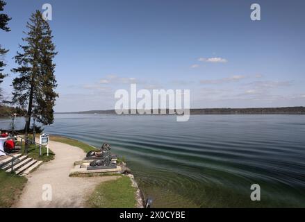 Tutzing, Bayern, Deutschland 11. Avril 2024 : Ein Frühlingstag dans Tutzing Landkreis Starnberg. Hier der Blick von der Brahmspromenade am Midgardhaus, Augustiner am See auf die zwei bekannten Löwen am Ufer des Starnberger See , Sonnenwetter, Frühlingsbild, Ausflugswetter, spazieren, sonnen, Radfahren, Wetterbild *** Tutzing, Bavière, Allemagne 11 avril 2024 Une journée de printemps dans le district de Tutzing Starnberg ici la vue de la promenade Brahmspromenade au Midgardhaus, Augustiner am See aux deux lions célèbres sur la rive du lac Starnberg , temps ensoleillé, photo de printemps, temps d'excursion, marche, bains de soleil Banque D'Images