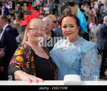 11 avril 2024 ; hippodrome d'Aintree, Aintree, Merseyside, Angleterre : 2024 Grand Festival National jour 1 ; les dames posent pour une photo pendant les courses. Banque D'Images