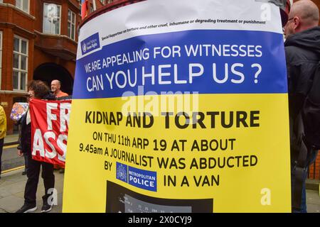 Londres, Royaume-Uni. 11 avril 2024. Une fausse affiche d'appel de la police est vue pendant la manifestation. Les partisans de Julian Assange se sont rassemblés devant l'ambassade de l'Équateur à Knightsbridge à l'occasion du cinquième anniversaire de son incarcération dans la prison de Belmarsh. Le fondateur de WikiLeaks avait auparavant passé près de sept ans en exil à l'ambassade jusqu'à ce que son asile lui soit retiré. Crédit : SOPA images Limited/Alamy Live News Banque D'Images