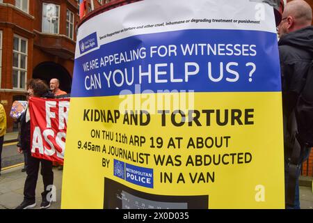 Londres, Royaume-Uni. 11 avril 2024. Une fausse affiche d'appel de la police est vue pendant la manifestation. Les partisans de Julian Assange se sont rassemblés devant l'ambassade de l'Équateur à Knightsbridge à l'occasion du cinquième anniversaire de son incarcération dans la prison de Belmarsh. Le fondateur de WikiLeaks avait auparavant passé près de sept ans en exil à l'ambassade jusqu'à ce que son asile lui soit retiré. (Photo de Vuk Valcic/SOPA images/SIPA USA) crédit : SIPA USA/Alamy Live News Banque D'Images
