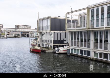 Maisons flottantes et maisons dans le Waterbuurt (quartier de l'eau) d'Ijburg à Amsterdam. Banque D'Images